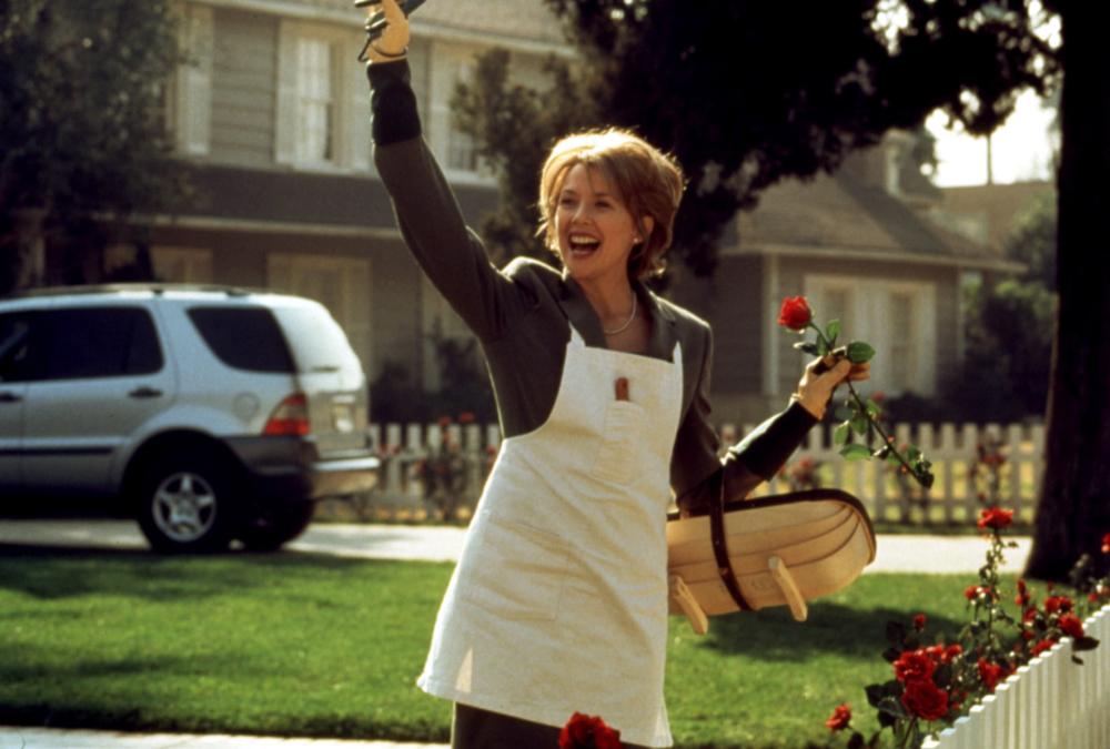 AMERICAN BEAUTY, Annette Bening, 1999, waving, gardening