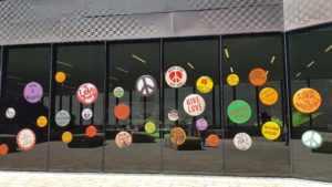 A look at the deYoung Museum Summer of Love exhibit from the outside.